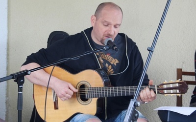 Piotr Mirecki - pielgrzym z gitarą