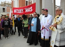 Powitanie pielgrzymów przed sanktuarium św. Jana Pawła II