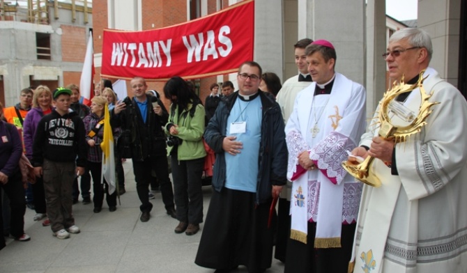 Powitanie pielgrzymów przed sanktuarium św. Jana Pawła II