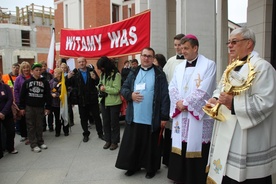 Powitanie pielgrzymów przed sanktuarium św. Jana Pawła II