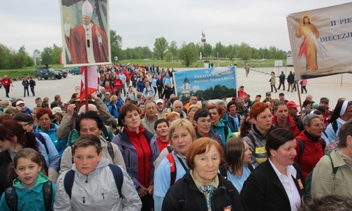 Pielgrzymi na dziedzińcu sanktuarium św. Jana Pawła II