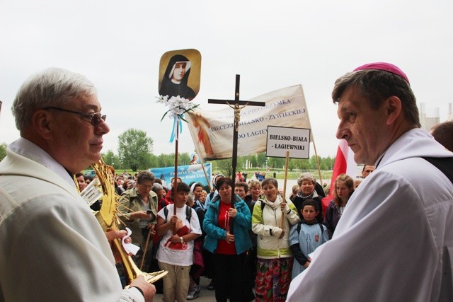 Pielgrzymi u św. Jana Pawła II w Łagiewnikach