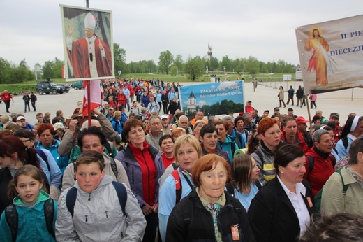 Pielgrzymi u św. Jana Pawła II w Łagiewnikach