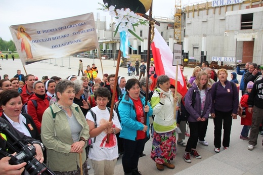 Pielgrzymi u św. Jana Pawła II w Łagiewnikach