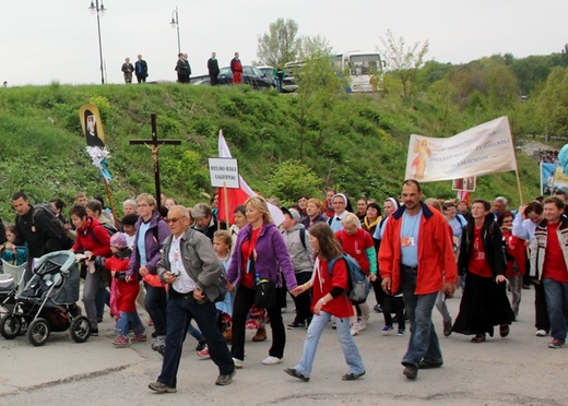 Pielgrzymi u św. Jana Pawła II w Łagiewnikach