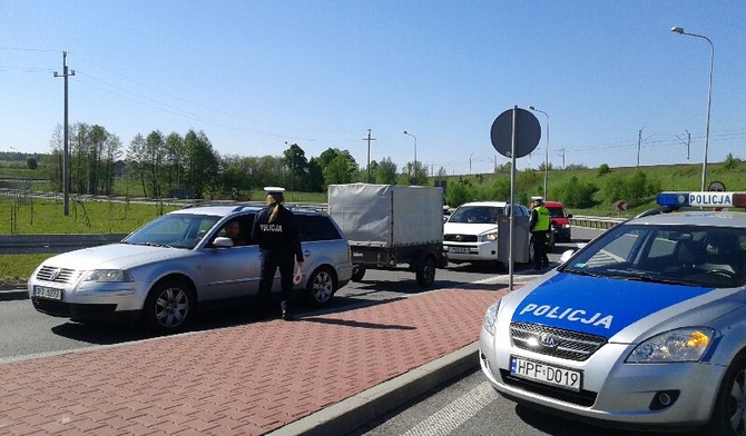 Policjanci kierują samochody na objazd