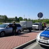 Policjanci kierują samochody na objazd