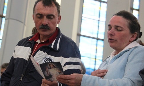 Wierni wraz z bp. Romanem Pindlem zawierzyli diecezję Bożemu Miłosierdziu