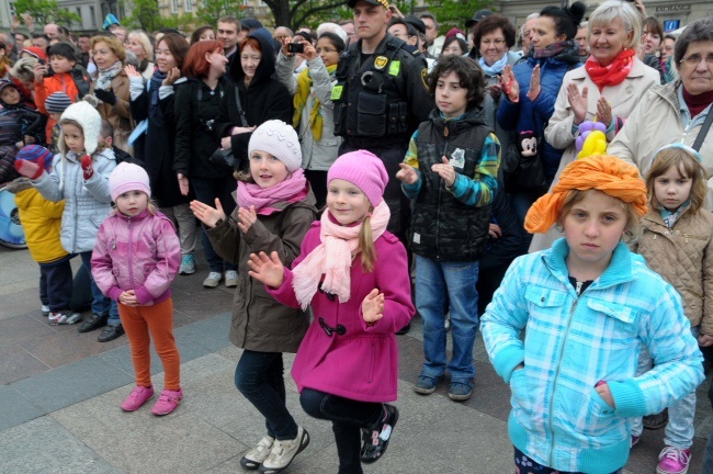 Pokaz tańców polskich na Rynku Głównym