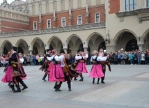 Pokaz tańców polskich na Rynku Głównym