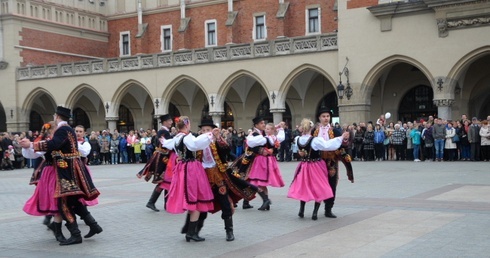 Pokaz tańców polskich na Rynku Głównym