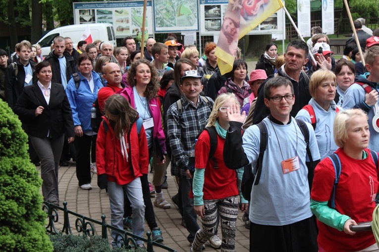 Księża i klerycy w drodze do Łagiewnik