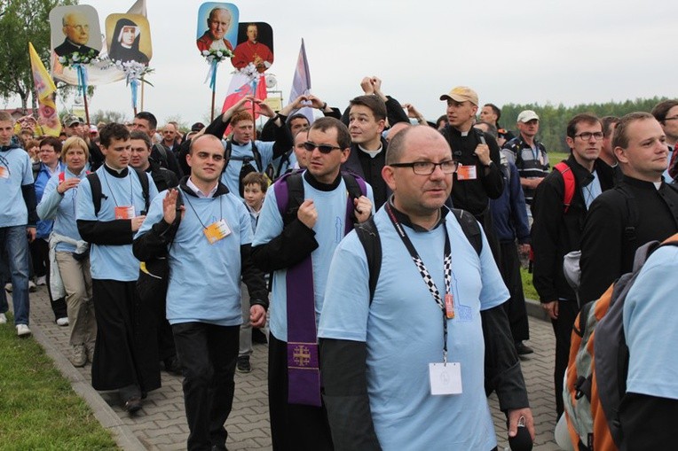 Księża i klerycy w drodze do Łagiewnik