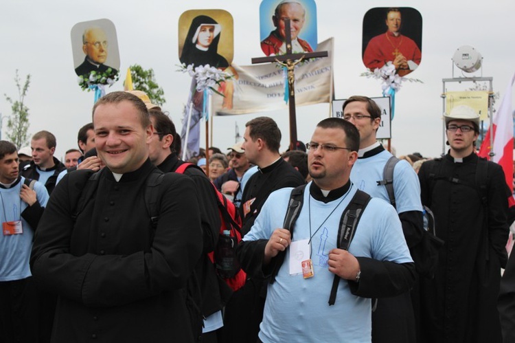 Księża i klerycy w drodze do Łagiewnik