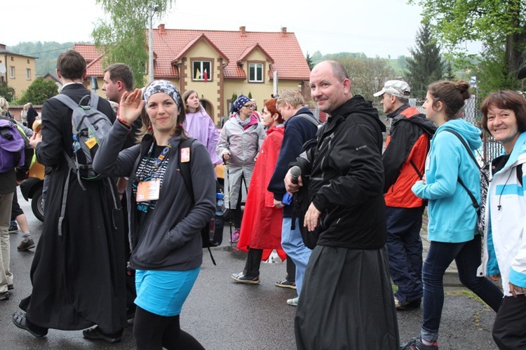 Księża i klerycy w drodze do Łagiewnik