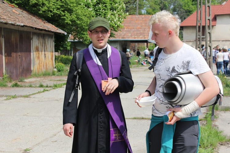 Księża i klerycy w drodze do Łagiewnik