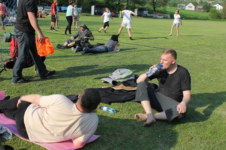 Księża i klerycy w drodze do Łagiewnik