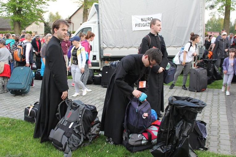 Księża i klerycy w drodze do Łagiewnik