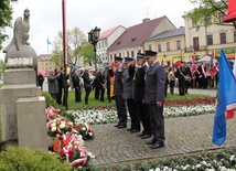 Przedstawiciele służb mundurowych oddają hołd walczącym o niepodległość Polski