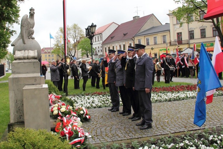 Przedstawiciele służb mundurowych oddają hołd walczącym o niepodległość Polski