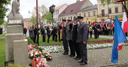 Przedstawiciele służb mundurowych oddają hołd walczącym o niepodległość Polski