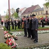 Przedstawiciele służb mundurowych oddają hołd walczącym o niepodległość Polski