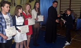 Nagrodzeni uczniowie szkół z Płońska i okolic, którzy wzięli udział w papieskim konkursie