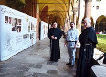 Podczas instalacji wystawy od lewej: o. Enzo Poiana OFM Conv (rektor bazyliki św. Antoniego), prof. Mirosław Lenart i o. Sylwester Bartoszewski OFM Conv (penitencjariusz polski przy bazylice)