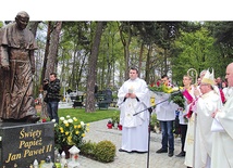 Arcybiskup Sławoj Leszek Głódź poświęcił nowy pomnik św. Jana Pawła II, który został odsłonięty przy kościele  pw. Najświętszego Imienia Maryi  na gdańskim Krakowcu 