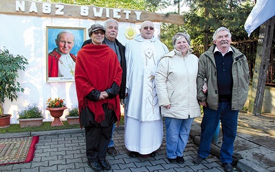  Ks. Stanisław Banach  w towarzystwie Henryki i Leszka Abrahamowiczów oraz Barbary i Lecha Nowaków (po lewej)