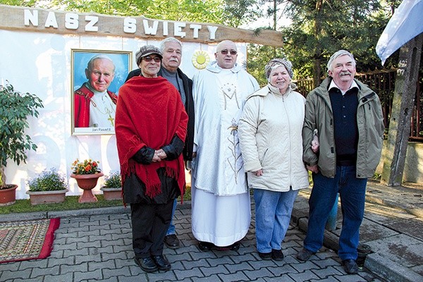  Ks. Stanisław Banach  w towarzystwie Henryki i Leszka Abrahamowiczów oraz Barbary i Lecha Nowaków (po lewej)