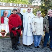  Ks. Stanisław Banach  w towarzystwie Henryki i Leszka Abrahamowiczów oraz Barbary i Lecha Nowaków (po lewej)