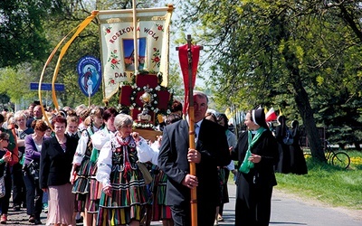 Po Eucharystii wierni przeszli do kościoła parafialnego w Żdżarach 