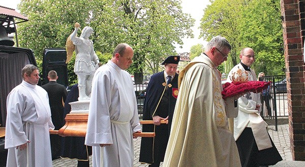 Wniesienie figury do kościoła,  ks. proboszcz ks. Henryk Gerlic niesie koronę, obok michalita  ks. Robert Ryndak