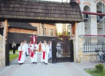  Procesja przed pomnik św. Wojciecha
