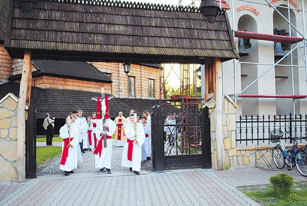  Procesja przed pomnik św. Wojciecha