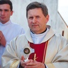  Relikwie Jana XXIII wprowadził do świątyni ks. Andrzej Kołcz, proboszcz
