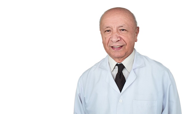 Prof. Bogdan Chazan jest profesorem ginekologii i położnictwa, od 2004 roku pełni funkcję dyrektora Szpitala Ginekologiczno-Położniczego im. Świętej Rodziny w Warszawie. Był kierownikiem Kliniki Położniczo-Ginekologicznej Instytutu Matki i Dziecka oraz krajowym konsultantem w dziedzinie położnictwa i ginekologii. Jest członkiem Komitetu Nauk Demograficznych PAN.