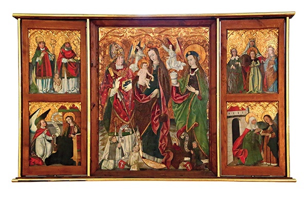 Środkowy obraz tryptyku przedstawia Matkę Bożą ze św. Marią Magdaleną i św. Stanisławem – patronami parafii
