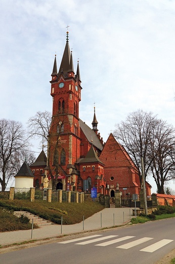 Początkowo architekta Jana Sas-Zubrzyckiego krytykowano za „sklejenie” kościołów, dzisiaj wszyscy chwalą jego pomysł