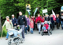  Drogą do Łagiewnik, do Bożego Miłosierdzia, wędrowali prawie 100 km, a pielgrzymi  z Cieszyna – 140 km