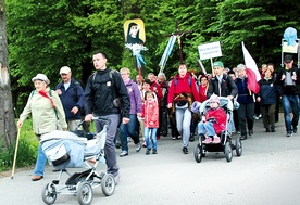  Drogą do Łagiewnik, do Bożego Miłosierdzia, wędrowali prawie 100 km, a pielgrzymi  z Cieszyna – 140 km