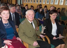  Zasłużony weteran z rodziną podczas jubileuszowej uroczystości