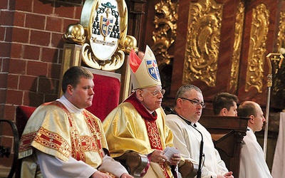  Krzesło zwane katedrą biskupią zdobi herb biskupa ordynariusza