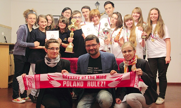 Drużyna, która pojedzie do Stanów (po lewej) oraz zwycięzcy EuroFestiwalu w Tatralandii (po prawej) ze swoimi trenerami (pierwszy rząd od lewej: Katarzyna Owsianek, Wojciech Kolarz i Dorota Rybicka)
