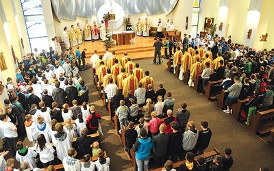  Mszy św. dla ponad 400 ministrantów przewodniczył bp Edward Dajczak. Koncelebrowało z nim ponad 20 kapłanów
