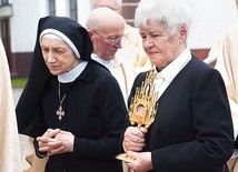  S. Stanizja i Danuta Rybicka uroczyście wprowadziły relikwie do złocienieckiego kościoła Mariackiego