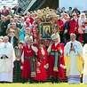  3 maja po Mszy św. nie zabrakło tradycyjnych salw armatnich na cześć Matki Bożej. Na zdjęciu: Członkowie ruchu trzeźwościowego ze Straży Matki Bożej w strojach szlacheckich niosą obraz Matki Bożej Cierpliwie Słuchającej