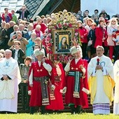  3 maja po Mszy św. nie zabrakło tradycyjnych salw armatnich na cześć Matki Bożej. Na zdjęciu: Członkowie ruchu trzeźwościowego ze Straży Matki Bożej w strojach szlacheckich niosą obraz Matki Bożej Cierpliwie Słuchającej