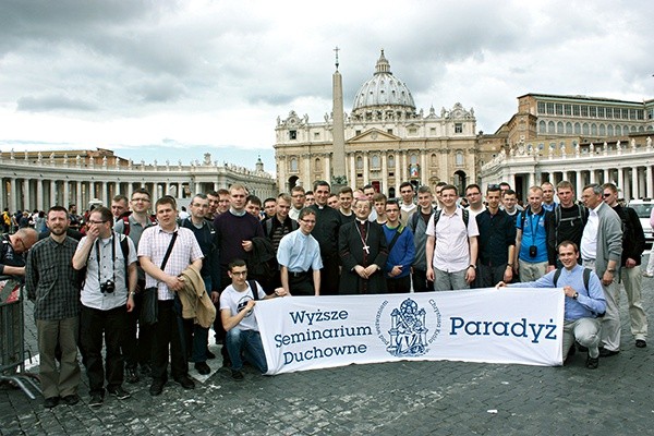  O tym wydarzeniu będą pisać w podręcznikach do historii. Uczestniczyli w nim także nasi diecezjanie. Na zdjęciu: Klerycy z paradyskiego seminarium z bp. Stefanem Regmuntem